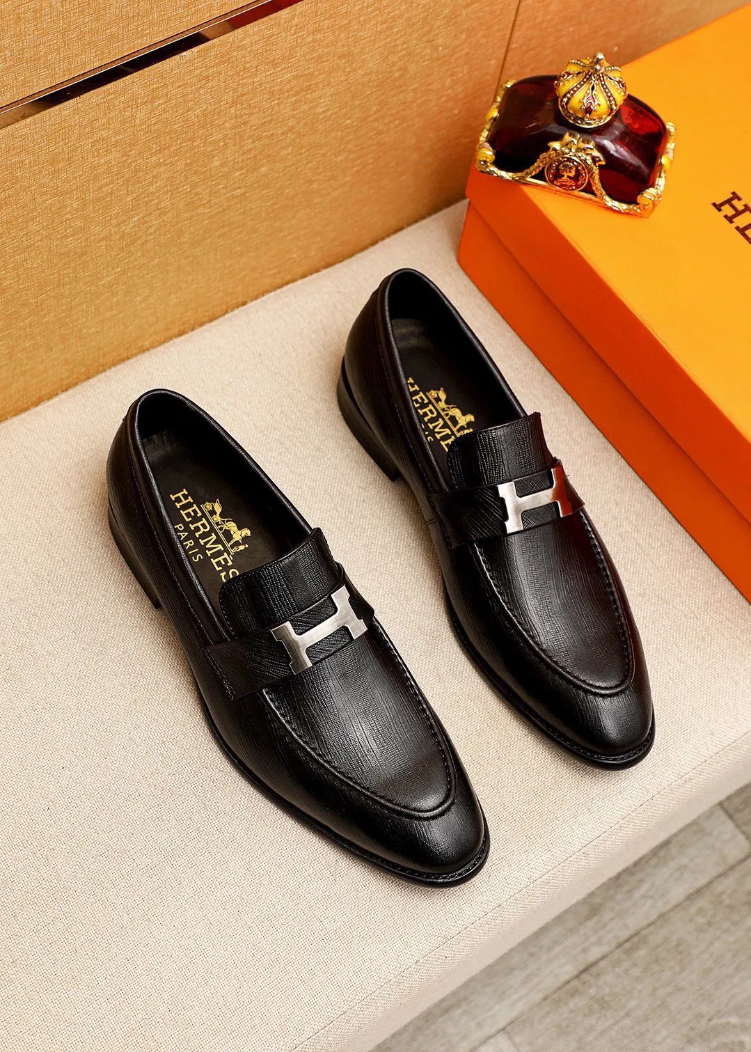 Men's shoes 💰480 💐 Product trademark: HERMES "Hermès" casual leather shoes Regular size: 39-44 (38.45.46🉑️Customized) Product materials: Selected imported first-layer calfskin embossed upper + classic hardware buckle, imported water-dyed cowhide lining. Strong three-dimensional visual effect, combined outsole Color: 1⃣️color optional